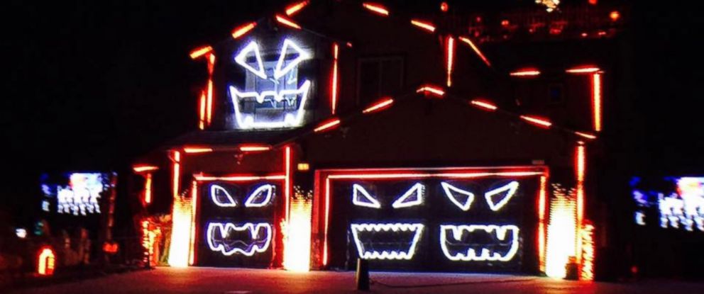 lighed by Se internettet Five Of The Best Halloween Light Shows Posted To YouTube -